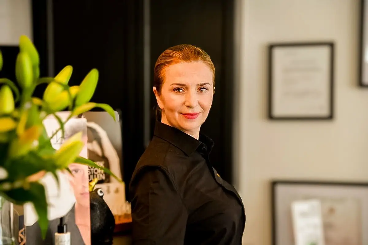 Kosmetikerin Denisa Sejdic von Mission immerschön in einer Portraitaufnahme